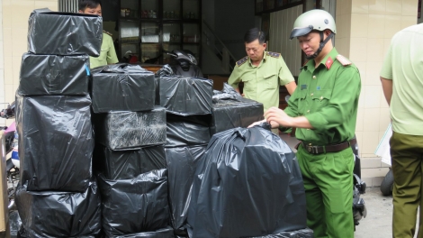 Quản lý thị trường Long An triệt phá điểm tàng trữ thuốc lá ngoại số lượng lớn (4/7/2019)