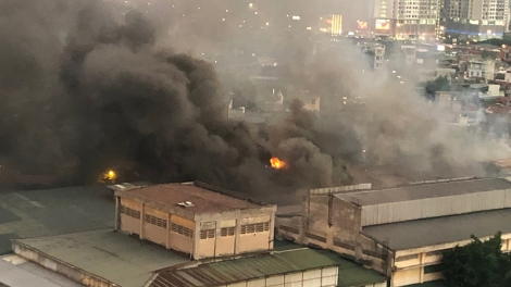 THỜI SỰ 18H00 CHIỀU 30/8/2019: Trước thông tin nhiều người có biểu hiện nhiễm độc thủy ngân sau vụ cháy tại công ty bóng đèn phích nước Rạng Đông, các bác sĩ khuyến cáo người dân không nên quá lo lắng. Những người có triệu chứng ho, khó thở, tức ngực, sốt,… mới nên tới các cơ sở y tế để khám và xét nghiệm nồng độ thủy ngân