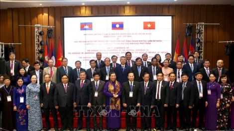 THỜI SỰ 12H TRƯA 17/8/2019: Hội nghị lần thứ 7 Uỷ ban Đối ngoại ba nước Campuchia - Lào - Việt Nam với chủ đề: "Vai trò của Quốc hội trong việc thực hiện các thoả thuận hợp tác giữa ba nước trong khu vực tam giác phát triển" khai mạc sáng nay tại thành phố Hạ Long, tỉnh Quảng Ninh.