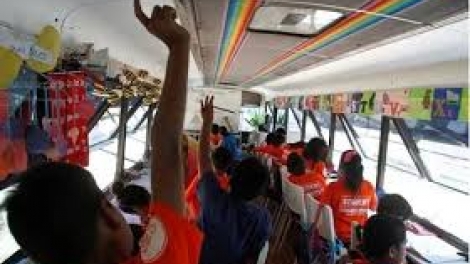 Lớp học trên xe bus di động dành cho các trẻ em nghèo di cư đến Mỹ (20/8/2019)