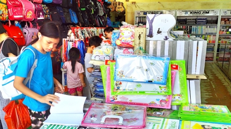 Thị trường sách tham khảo và đồ dùng học tập chuẩn bị cho năm học mới (27/8/2019)
