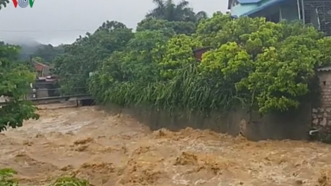 THỜI SỰ 12H TRƯA 3/8/2019: Do ảnh hưởng của bão số 3, tại huyện Mộc Châu, Sơn La, nhiều nơi bị ngập sâu. Quốc lộ 6, Quốc lộ 43 có nhiều điểm nước chảy siết nguy hiểm.