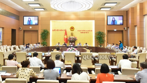 THỜI SỰ 18H CHIỀU 11/9/2019 Thảo luận về báo cáo sơ kết 5 năm triển khai thi hành Hiến pháp năm 2013, các đại biểu Quốc hội đề nghị làm rõ vì sao còn 21 dự án luật, pháp lệnh chưa được ban hành để cụ thể hóa Hiến pháp 2013.
