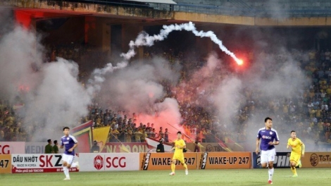 Làm gì để ngăn chặn hành vi phi thể thao sau sự cố cổ động viên Nam Định đốt pháo sáng trên sân vận động Hàng Đẫy làm một cổ động viên bị thương, 2 chiến sĩ cơ động phải nhập viện? (12/9/2019)