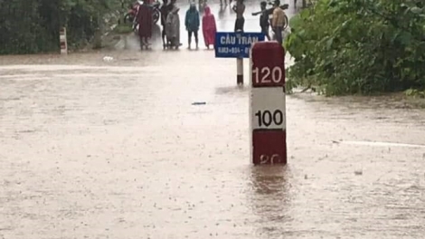 THỜI SỰ 12H TRƯA 4/9/2019: Do ảnh hưởng của áp thấp nhiệt đới, các tỉnh miền Trung có mưa to đến rất to, gây ngập lụt chia cắt nhiều địa bàn.