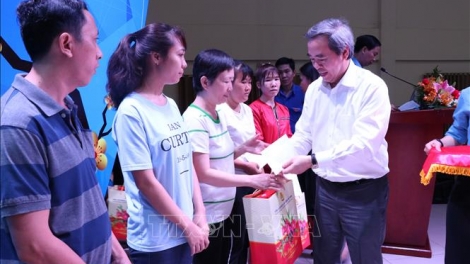 THỜI SỰ 12H TRƯA 13/1/2020: Lãnh đạo Đảng, Nhà nước thăm, tặng quà Tết gia đình chính sách, công nhân lao động tại nhiều địa phương trong cả nước.