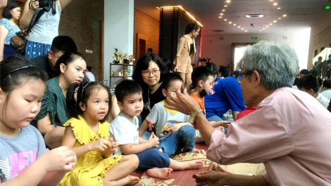Những người lặng thầm giữ và trao truyền các giá trị Trung thu truyền thống (2/10/2020)