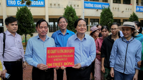 Linh hoạt cách tiếp cận, hỗ trợ kịp thời người dân, học sinh và giáo viên miền Trung (26/10/2020)
