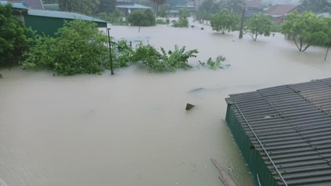 THỜI SỰ 6H SÁNG 21/10/2020: Mưa tại các tỉnh miền Trung đã giảm, nhưng nhiều nơi vẫn bị chia cắt do nước ngập nóc nhà khiến việc cứu hộ gặp khó khăn