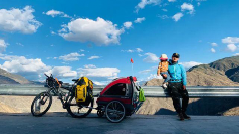 Người cha đạp xe chở con gái 4 tuổi đi hơn 4.000 km để mừng sinh nhật (15/10/2020)
