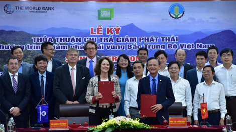 THỜI SỰ 21H30 ĐÊM  22/10/2020: Việt Nam trở thành nước đầu tiên ở Châu Á - Thái Bình Dương và là quốc gia thứ 5 trên toàn cầu ký kết Thỏa thuận Chi trả giảm phát thải với Ngân hàng thế giới.