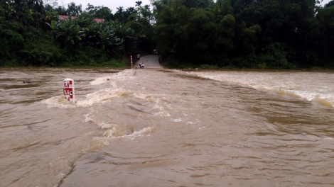 THỜI SỰ 21H30 ĐÊM 7/10/2020: Áp thấp nhiệt đới gây mưa lớn tại các tỉnh miền Trung và Tây Nguyên, nhiều nơi đã bị cô lập do đường giao thông ngập sâu
