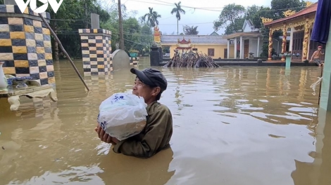 Quảng Trị tập trung hỗ trợ người dân vùng lũ, không để người dân bị đứt bữa, đói rét trong lũ (14/10/2020)