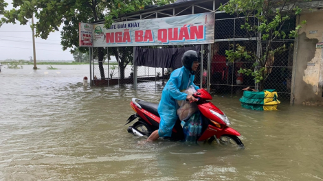 Miền Trung vừa ứng phó bão số 6 vừa vượt qua lũ lớn (11/10/2020)