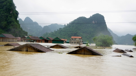 THỜI SỰ 18H CHIỀU 12/10/2020:  Ít nhất 18 người thiệt mạng trong mưa lũ tại miền Trung. Nguy cơ lũ chồng lũ đang hiện hữu  khi áp thấp nhiệt đới trên biển Đông đã mạnh lên thành bão số 7.