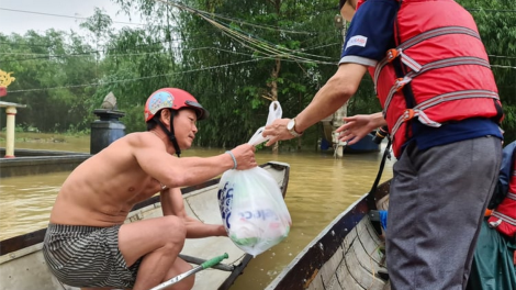 Quảng Trị: Tăng cường cứu trợ người dân trong lũ (13/10/2020)