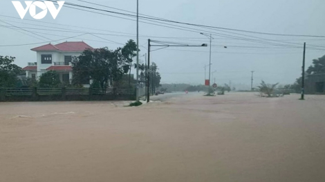 Vì sao các tỉnh miền Trung lại liên tiếp phải hứng chịu đợt mưa lũ kéo dài (21/10/2020)