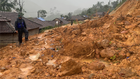 Sơ tán dân trước khi núi sạt lở ở Quảng Ngãi (6/11/2020)