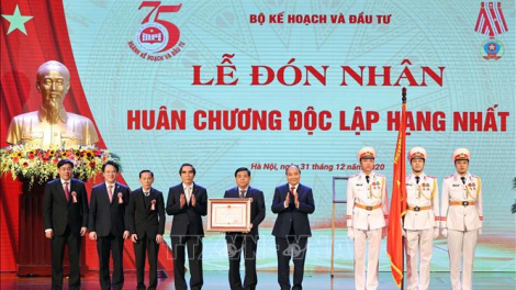 THỜI SỰ 12H TRƯA 31/12/2020: Thủ tướng Nguyễn Xuân Phúc dự Lễ kỷ niệm 75 năm ngày truyền thống và trao Huân chương Độc lập hạng Nhất cho Bộ Kế hoạch và Đầu tư