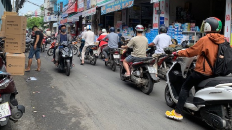 Lượng người đi mua khẩu trang y tế ở TP.HCM tăng (1/12/2020)