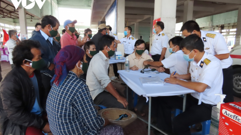 Vùng 4 Hải quân cùng ngư dân Bình Định vươn khơi bám biển ( 7/12/2020)