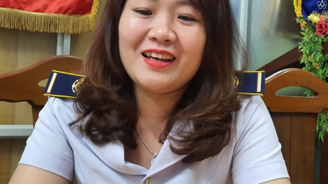 Những cán bộ y tế không mặc áo “Blue trắng” gác cửa chống dịch (26/2/2020)