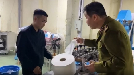 Quản lý thị trường Hà Nội đề nghị xử lý hình sự vụ việc sản xuất khẩu trang bằng giấy vệ sinh (27/2/2020)