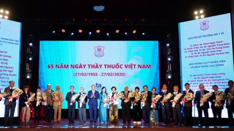 THỜI SỰ 12H TRƯA 27/2/2020: Lễ kỷ niệm 65 năm Ngày Thầy thuốc Việt Nam: Thủ tướng Nguyễn Xuân Phúc biểu dương các thầy thuốc không quản nguy nan trong điều trị, cách ly, phòng chống dịch Covid-19.