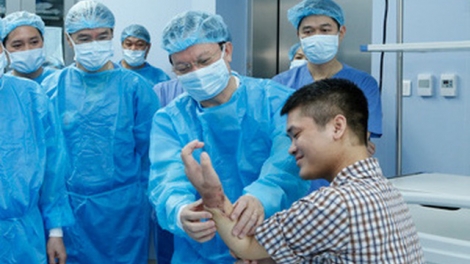 THỜI SỰ 18H CHIỀU 24/2/2020: Các bác sĩ Bệnh viện Trung ương Quân đội 108 thực hiện thành công ca ghép tay từ người cho còn sống đầu tiên trên thế giới.