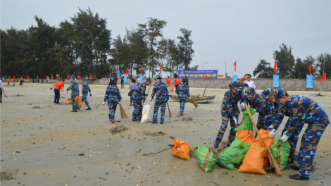 Những người lính chung tay giữ màu xanh của biển (26/3/2020)