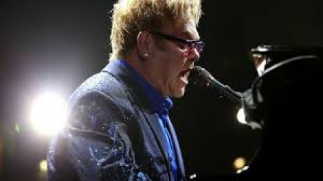 Nghệ sĩ Elton John biểu diễn trực tuyến từ... phòng khách, để làm từ thiện, chung tay giúp nước Mỹ vượt qua đại dịch Covid-19 (30/3/2020)