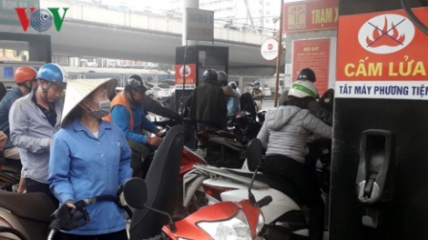 THỜI SỰ 18H CHIỀU 15/3/2020: Giá xăng, dầu đồng loạt giảm sâu về sát ngưỡng 16.000 đồng mỗi lít.