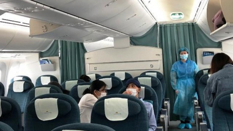 THỜI SỰ 12H TRƯA 12/4/2020: Chuyến bay đặc biệt của Vietnam Airlines từ sân bay Tokyo của Nhật Bản, chở 12 công dân Việt Nam về nước