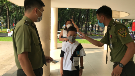 TPHCM: Người dân tham quan địa chỉ đỏ, không quên phòng dịch Covid-19 (30/4/2020)