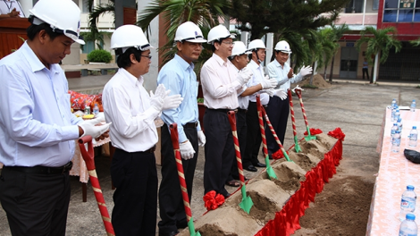 Năm 2020, cắt 100% kinh phí khởi công, khánh thành công trình xây dựng (23/4/2020)