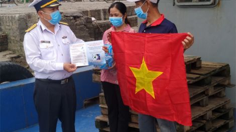 Bộ Tư lệnh Vùng 1 Hải quân cùng ngư dân vươn khơi mùa COVID-19 (20/4/2020)