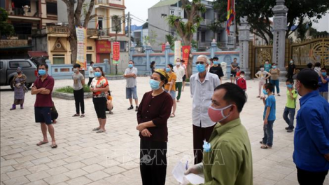 Người dân Hạ Lôi sát cánh cùng lực lượng chức năng chống dịch Covid-19 (16/4/2020)