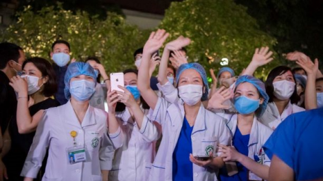 Hết hạn cách ly nhưng Bệnh viện Bạch Mai mừng ít, lo nhiều (12/4/2020)