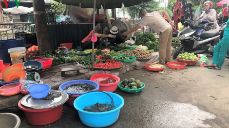 Chợ dân sinh tràn ngập hàng hóa, nhưng ít người mua (1/4/2020)