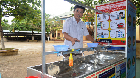 Người thày chế tạo “Xe rửa tay di động” cho học sinh ở Quảng Trị (14/4/2020)