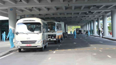 215 công dân từ Singapore về nước được cách ly tập trung tại Trung đoàn 932 (24/4/2020)