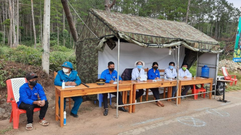 Đội hình thanh niên tình nguyện chung tay phòng chống dịch Covid-19 ở Lâm Đồng (11/4/2020)