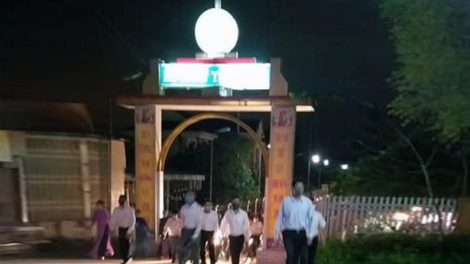 Loạt bài: Ngày chủ nhật buồn trong 'Ngôi nhà chúa" - Bài 1: Bất chấp lệnh cấm, hàng trăm giáo dân tập trung cầu nguyện tại nhà thờ  (5/4/2020)