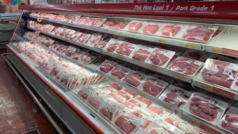Doanh nghiệp hạ giá, người tiêu dùng vẫn phải mua thịt lợn giá cao (6/4/2020)
