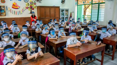 Đà Nẵng: Thực hư việc nhà trường cho học sinh đeo tấm chắn giọt bắn trong lớp (6/5/2020)