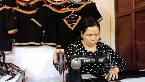 A mí Sia và hành trình đưa hoạ tiết thổ cẩm lên váy áo hiện đại (9/5/2020)