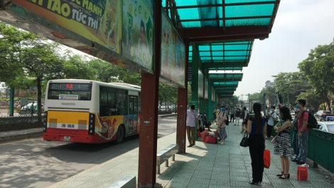 Người dân Hà Nội vui mừng khi xe bus hoạt động trở lại (4/5/2020)