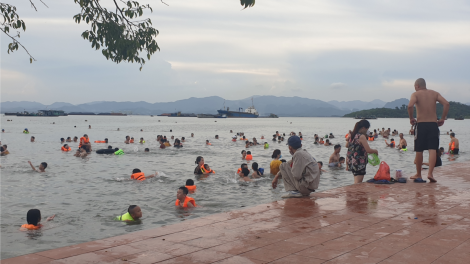 Hạ Long, Quảng Ninh: Nắng nóng, người dân đến bãi tắm tự phát bất chấp nguy hiểm (10/6/2020)