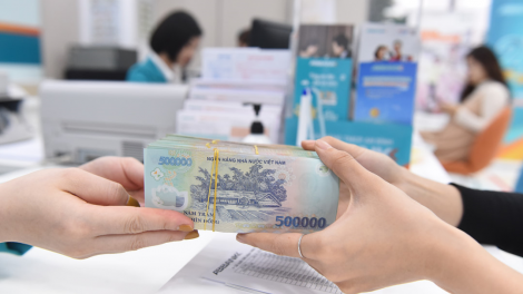 Lãi suất tiết kiệm giảm mạnh, vẫn thu hút người dân gửi tiền vào ngân hàng (30/6/2020)