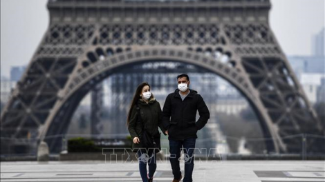 Tháp Eiffel đón khách trở lại sau 3 tháng đóng cửa do COVID-19 (29/6/2020)